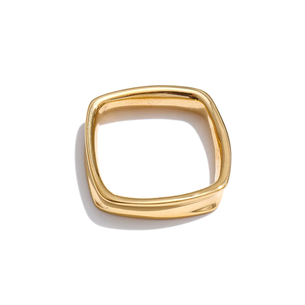 Minimalist geometric ring in 18K gold-plated stainless steel.