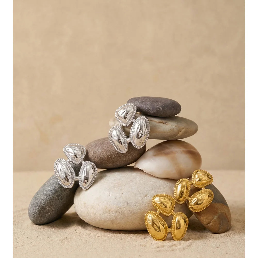 Geometric earrings in gold-plated stainless steel.