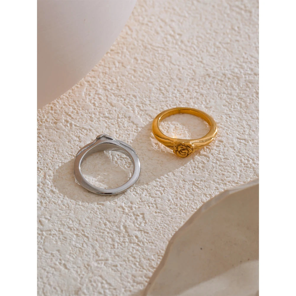 Flower geometric ring in 18K gold-plated stainless steel.