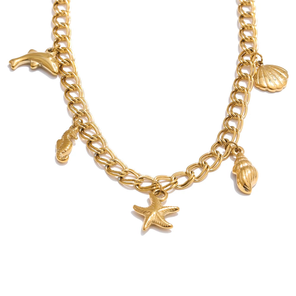 Shell star geometric necklace in gold-plated stainless steel with shell.