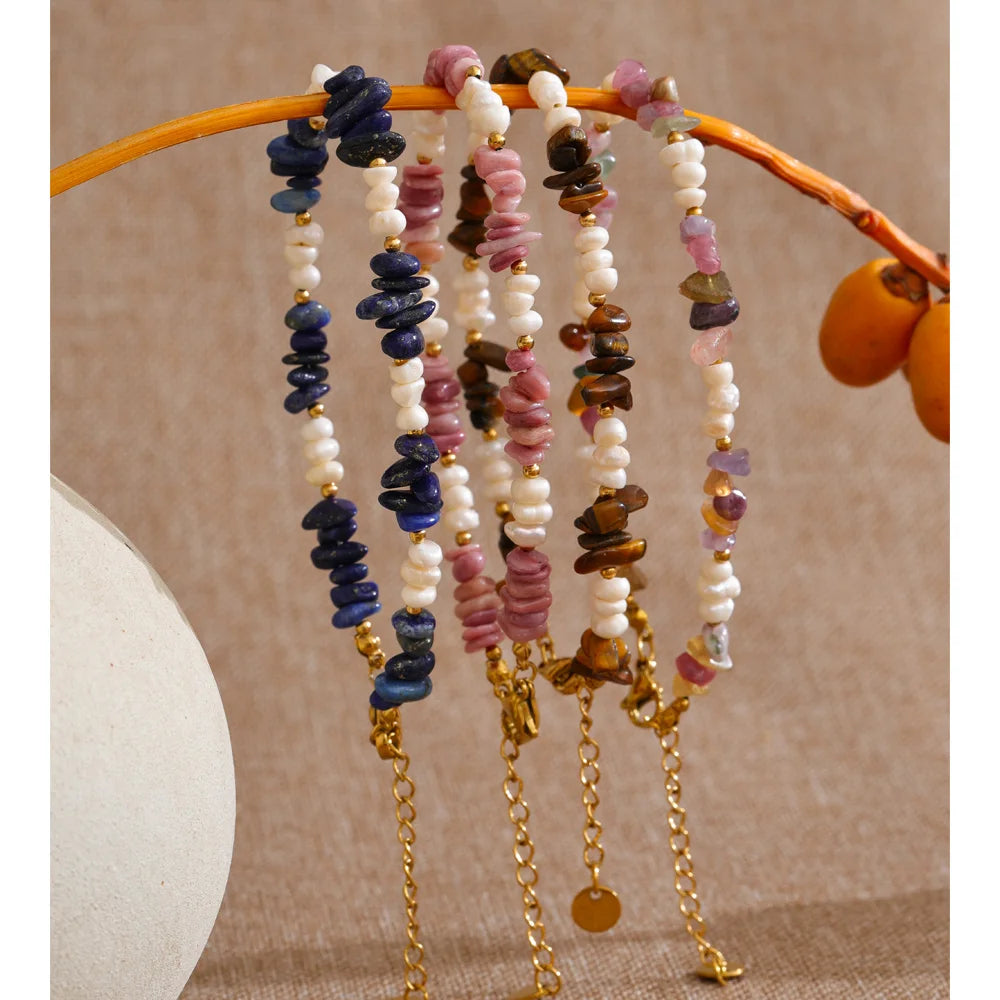 Freshwater pearl natural stone beaded necklace in gold-plated stainless steel with freshwater pearl and natural stone.