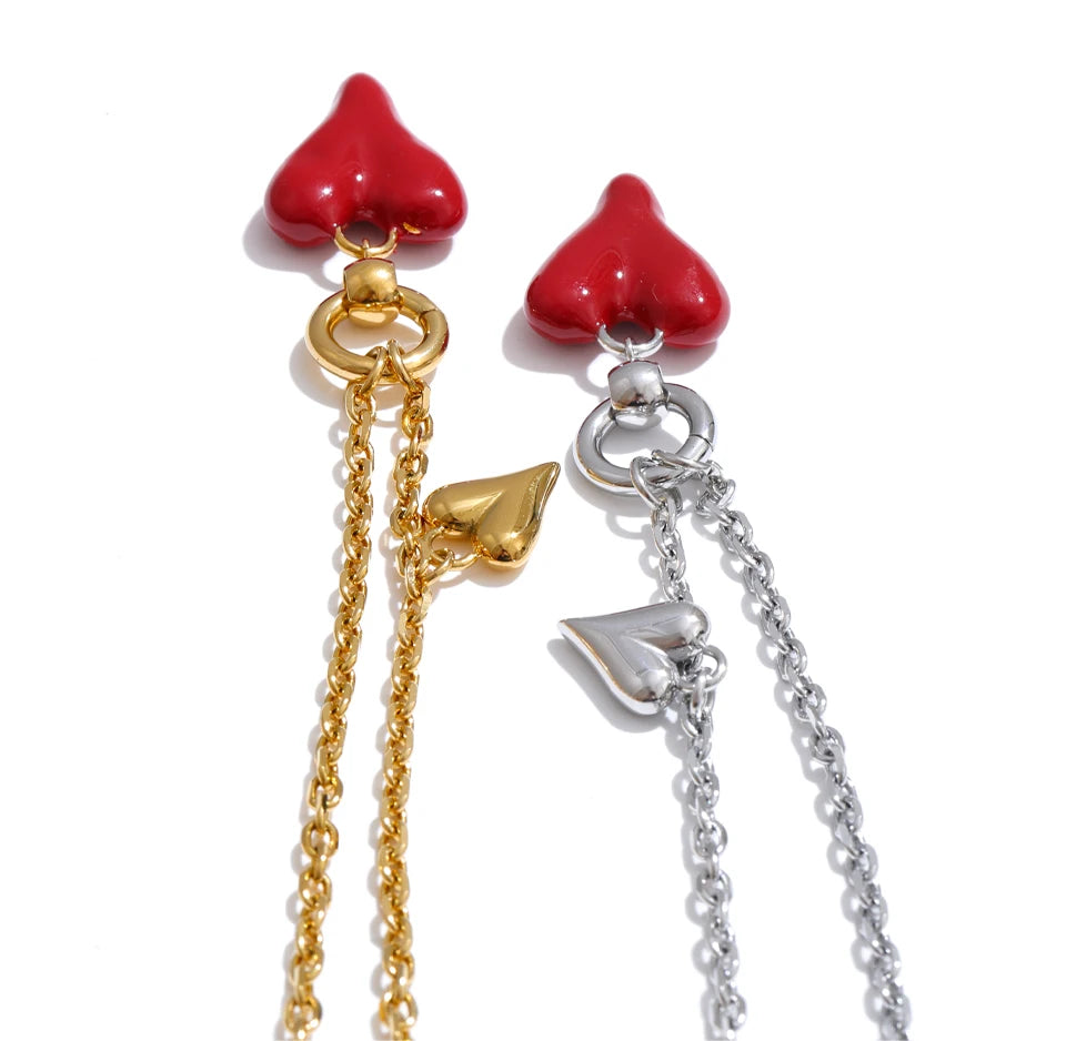 Enamel heart necklace in gold-plated stainless steel with enamel.