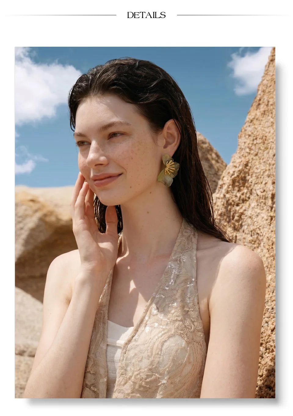Resin acrylic flower earrings in gold-plated stainless steel with resin and acrylic.