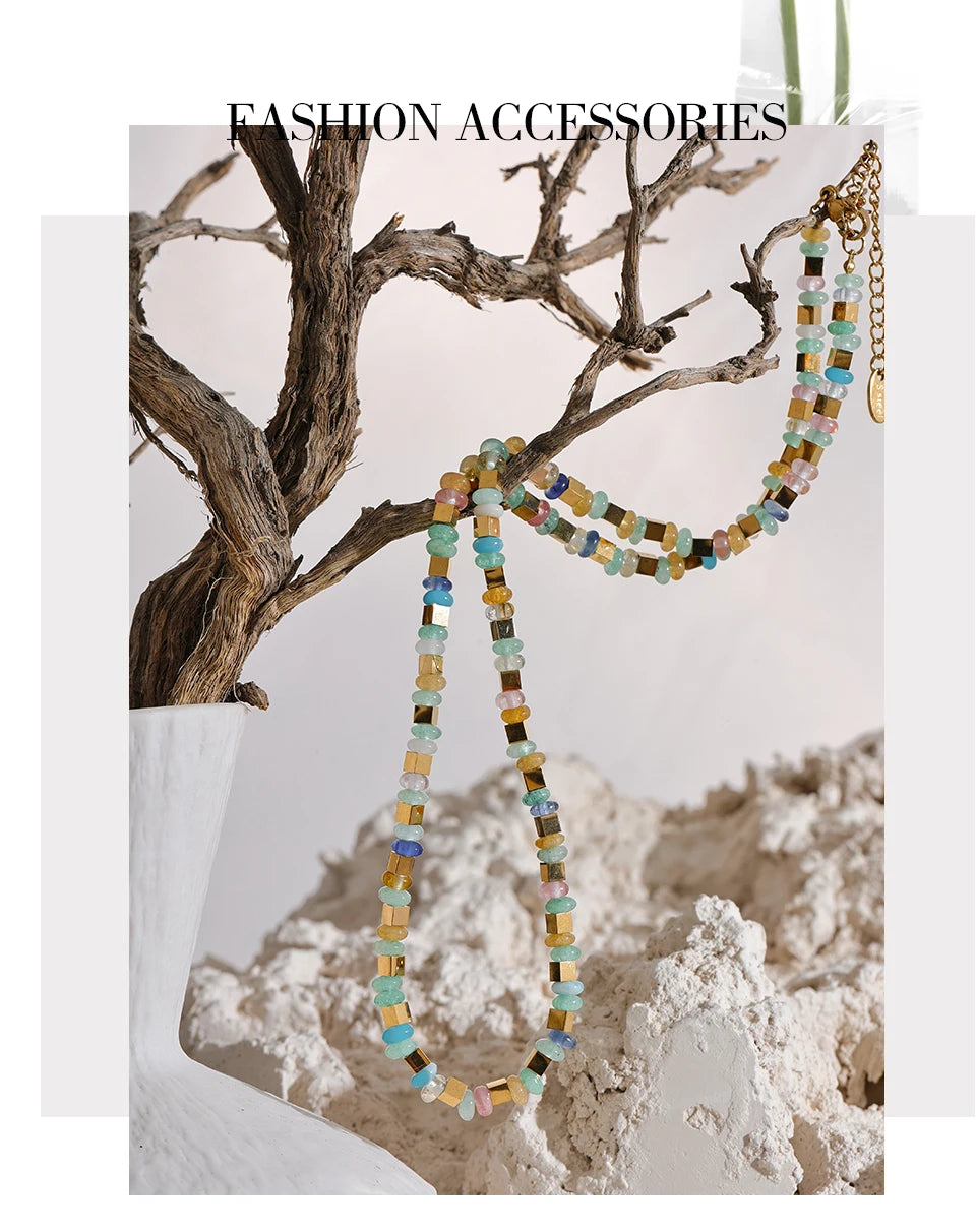 Natural stone beaded geometric necklace in gold-plated stainless steel with natural stone.
