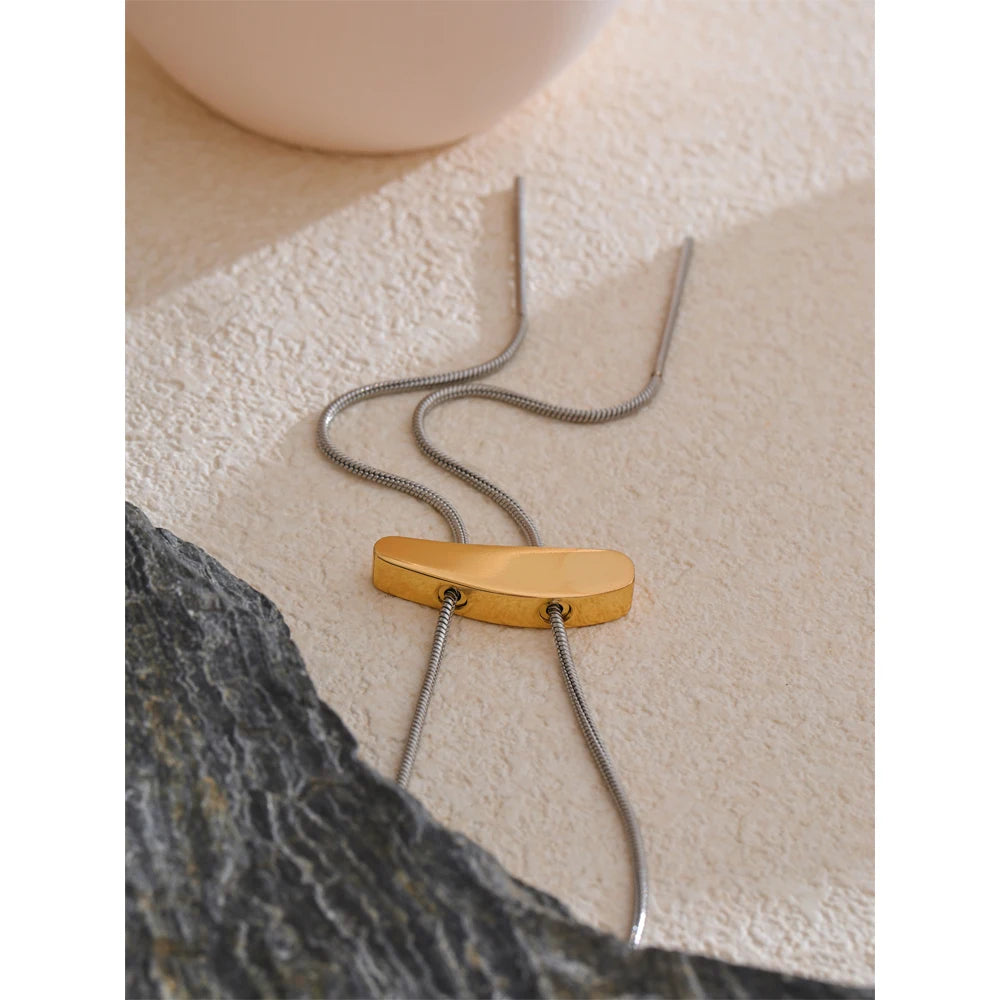 Geometric chain necklace in gold-plated 316L stainless steel.