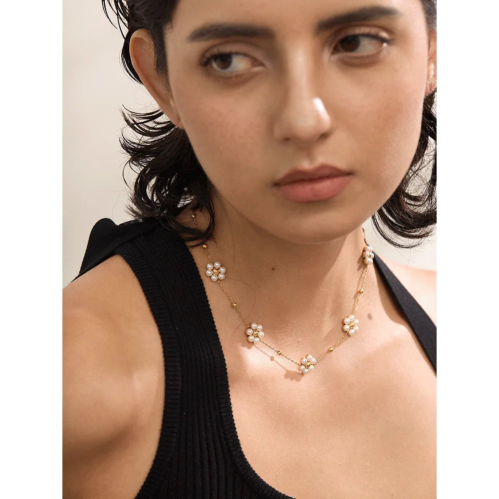 Pearl flower beaded necklace in gold-plated stainless steel with pearl.