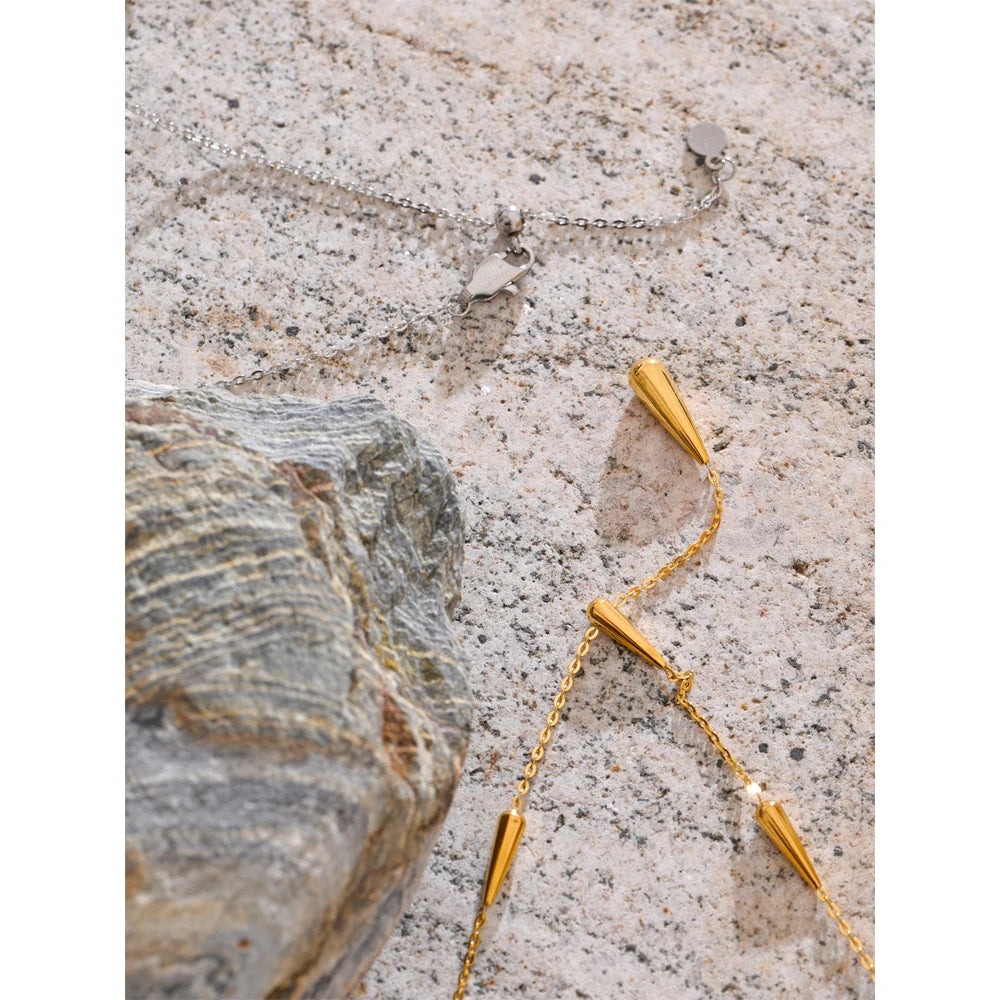 Geometric necklace in gold-plated stainless steel.