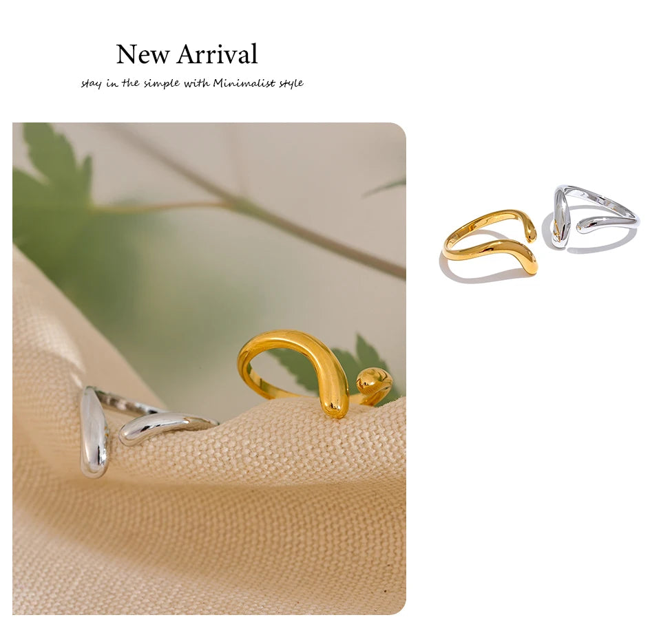 Minimalist geometric ring in gold-plated stainless steel.