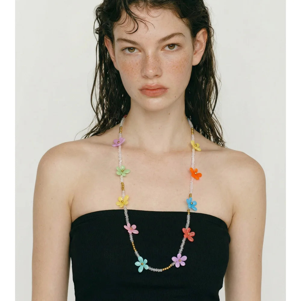 Pearl resin flower necklace in gold-plated stainless steel with pearl and resin.