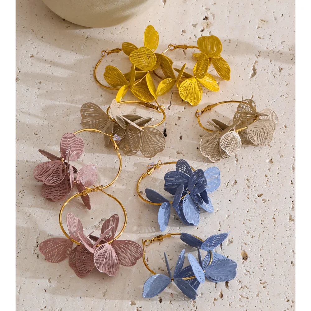 Flower earrings in gold-plated stainless steel.