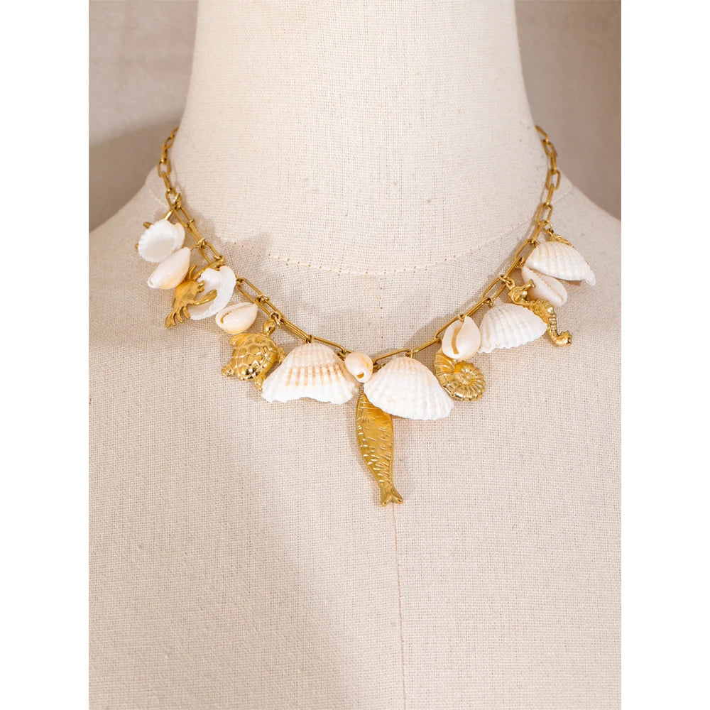Shell geometric necklace in gold-plated stainless steel with shell.