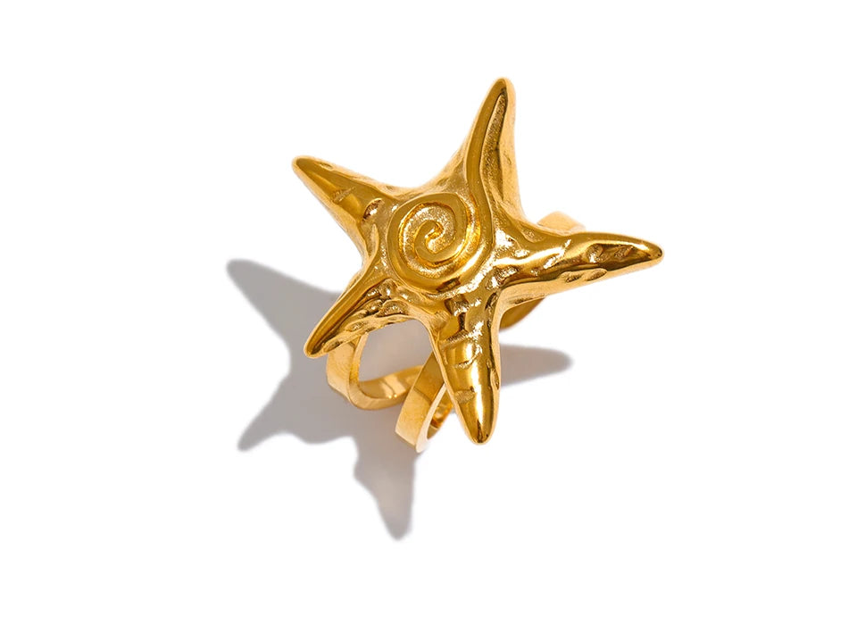 Star ring in 18K gold-plated 316L stainless steel.