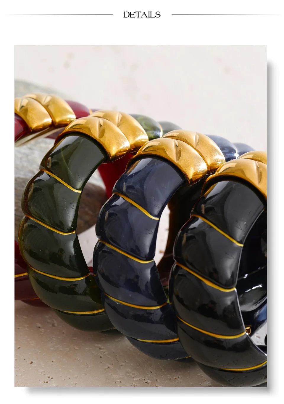 Resin acrylic multi-color bracelet in gold-plated stainless steel with resin and acrylic.