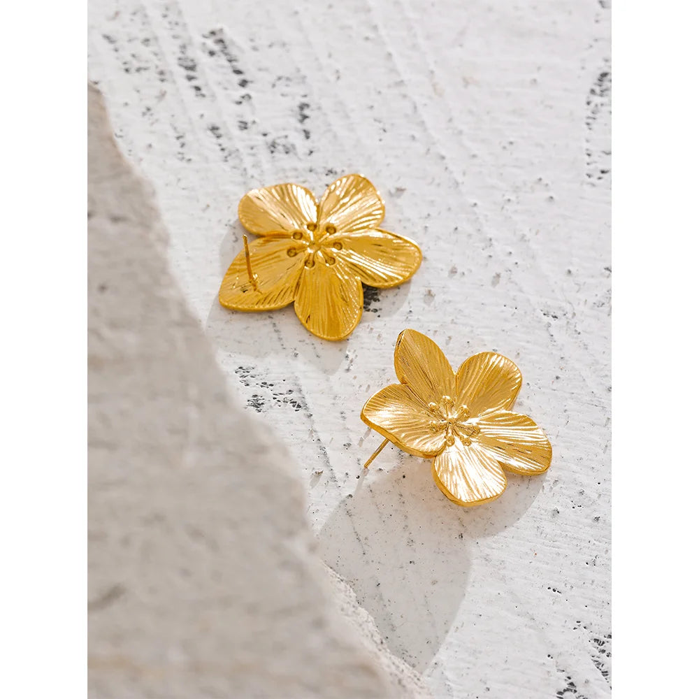Flower vintage geometric earrings in gold-plated stainless steel.
