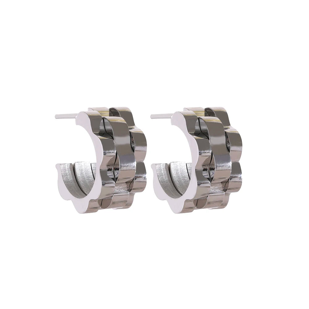 Hammered geometric earrings in 18K gold-plated stainless steel.
