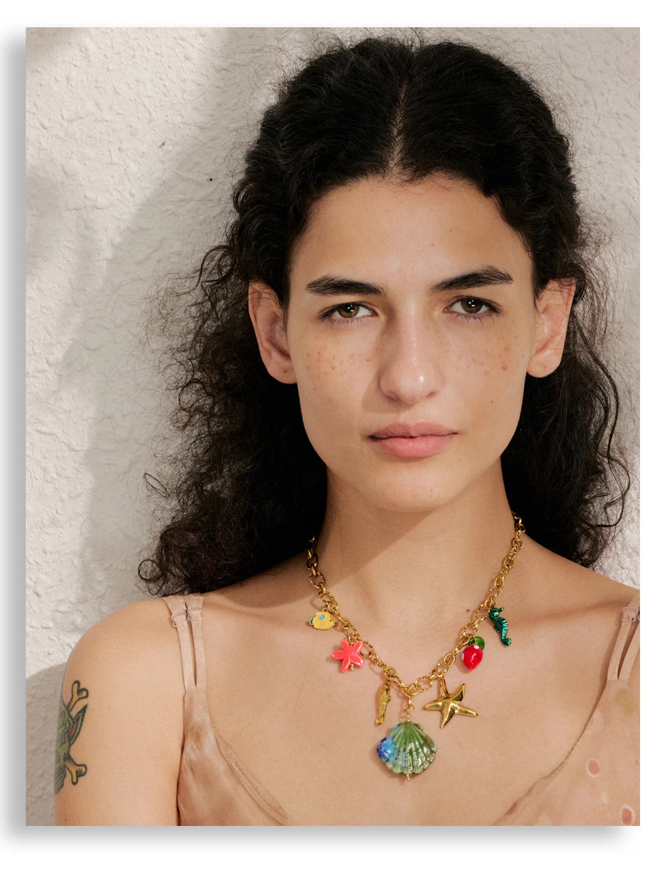 Shell enamel star necklace in gold-plated stainless steel with shell and enamel.