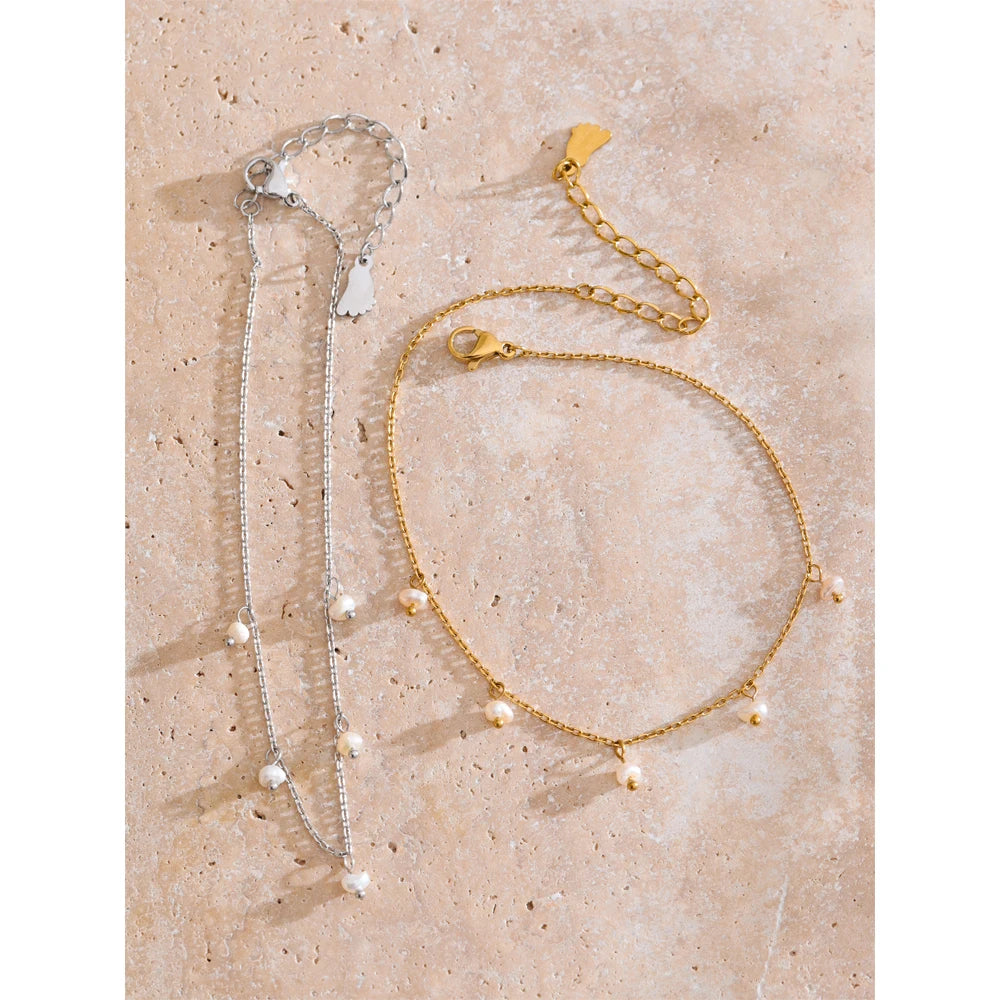 Freshwater pearl geometric chain necklace in gold-plated stainless steel with freshwater pearl.