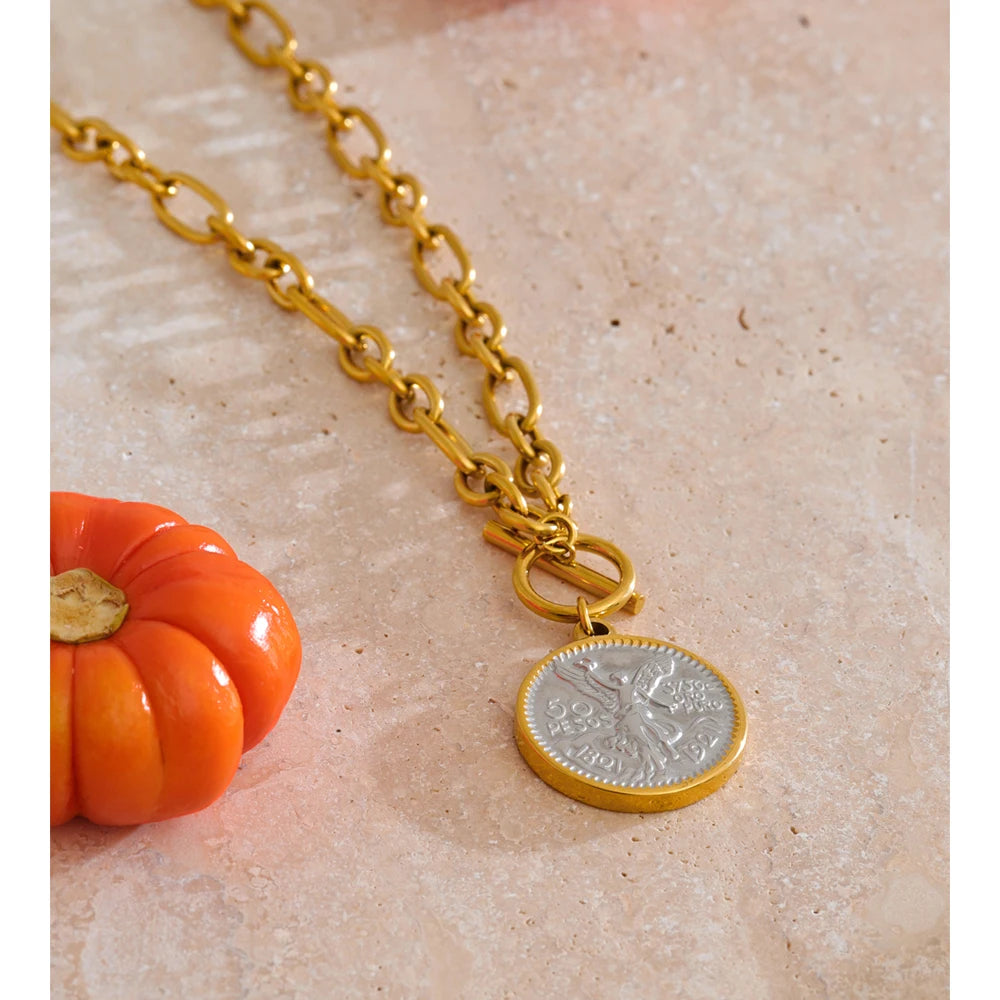 Geometric necklace in gold-plated stainless steel.