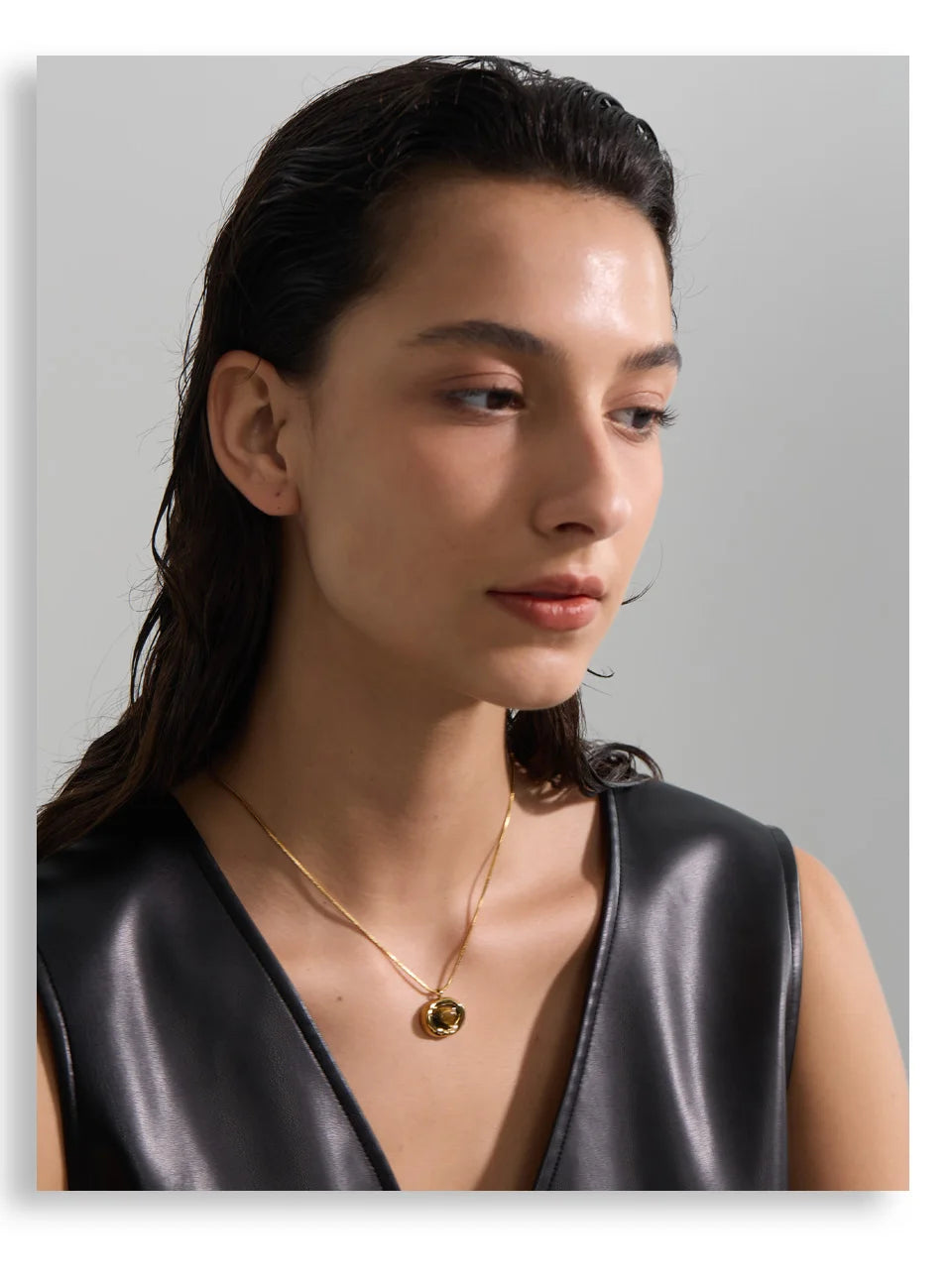 Natural stone geometric necklace in gold-plated stainless steel with natural stone.