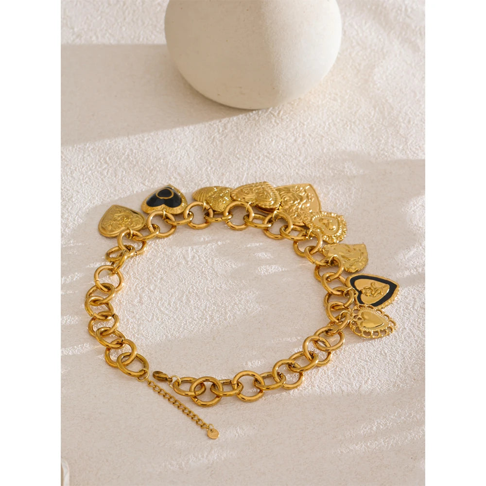 Heart necklace in gold-plated stainless steel.