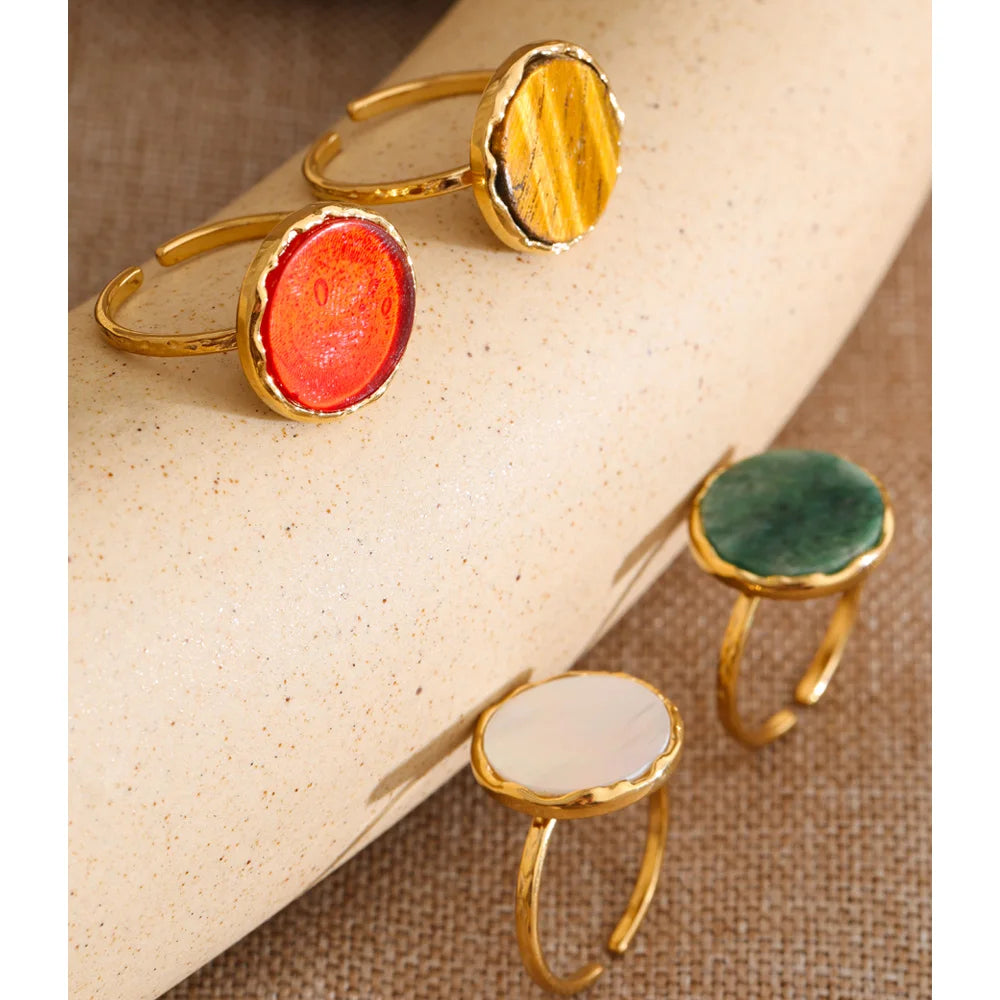Natural stone geometric ring in 18K gold-plated stainless steel with natural stone.
