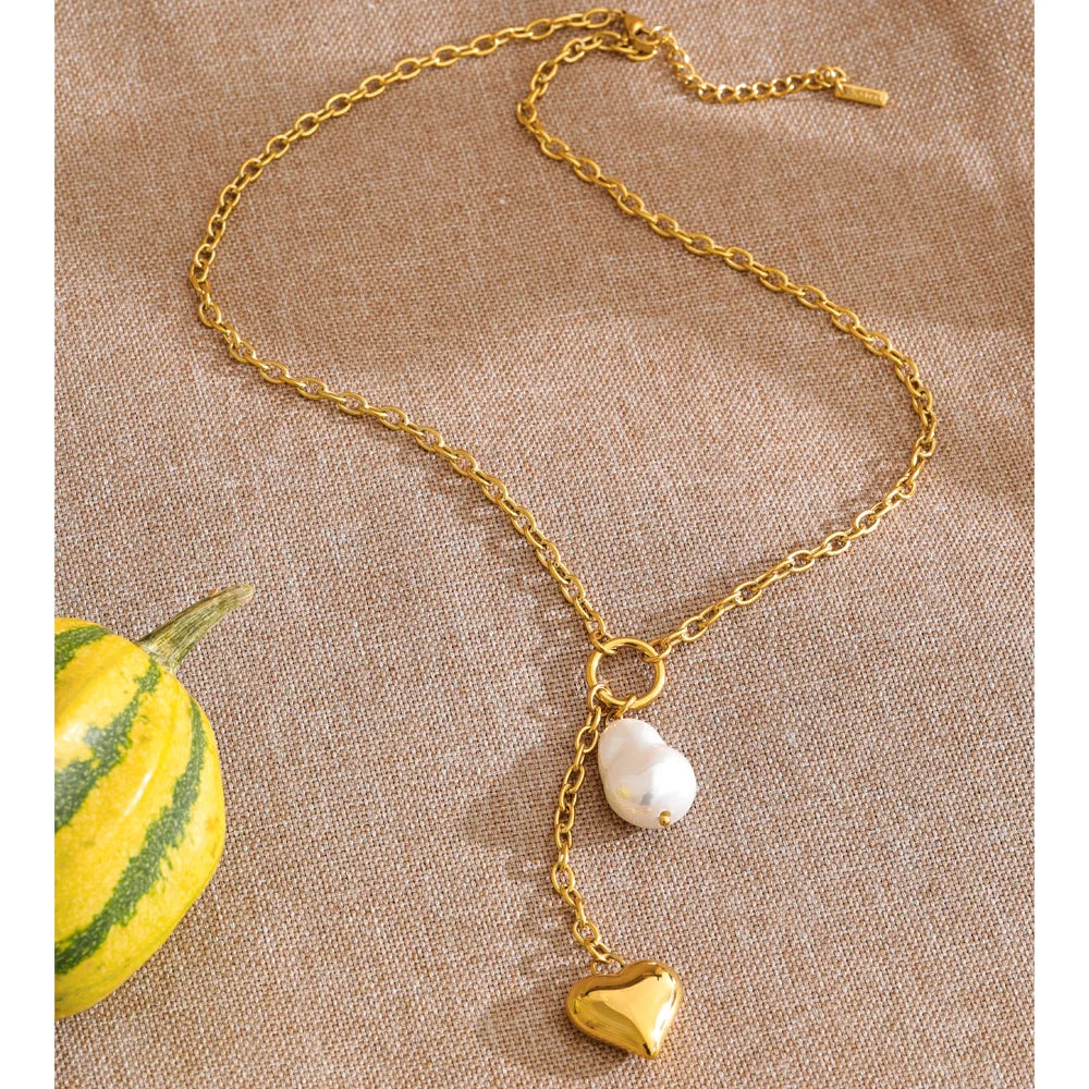 Pearl heart geometric necklace in gold-plated stainless steel with pearl.