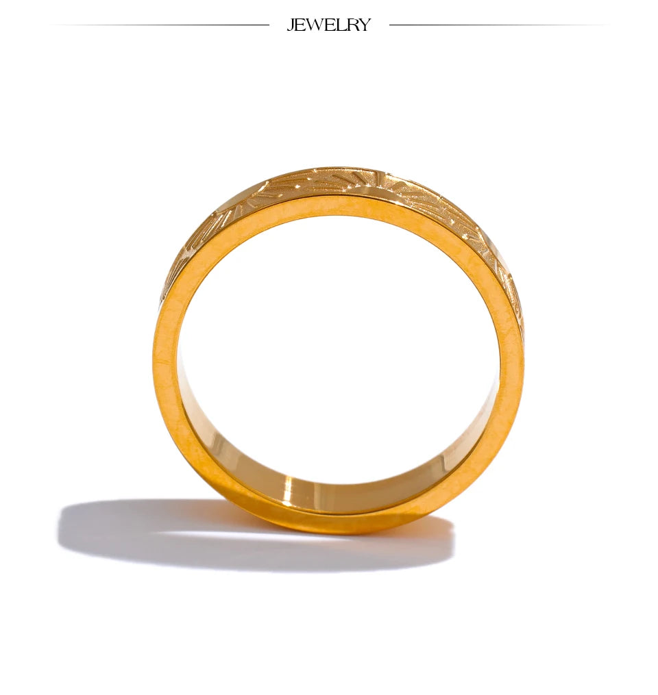 Sun minimalist geometric ring in 18K gold-plated stainless steel.