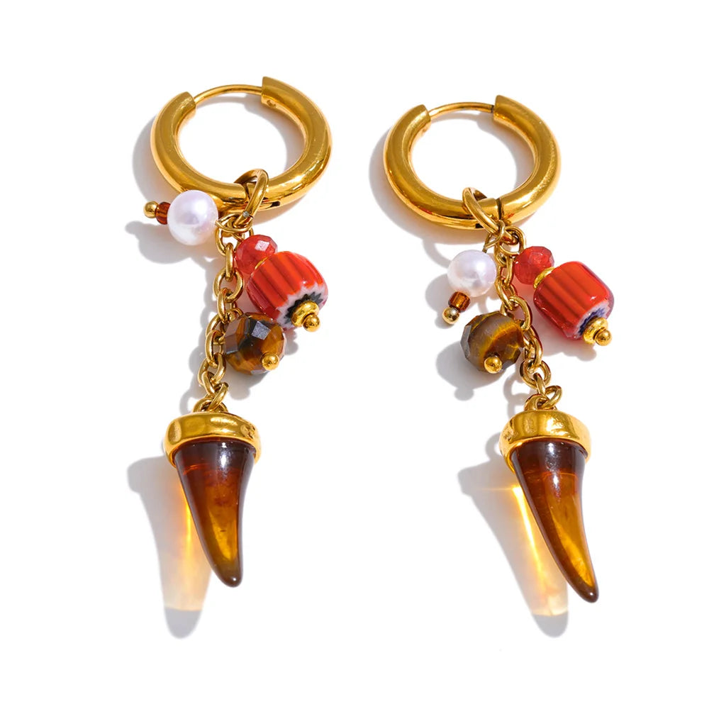 Resin geometric earrings in gold-plated stainless steel with resin.