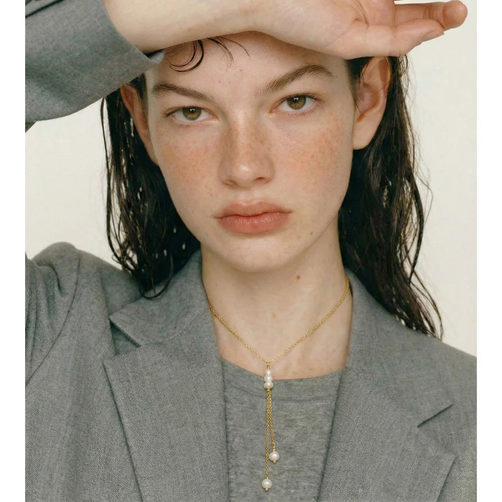 Freshwater pearl geometric chain necklace in gold-plated stainless steel with freshwater pearl.