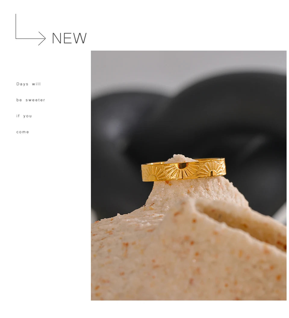 Sun minimalist geometric ring in 18K gold-plated stainless steel.
