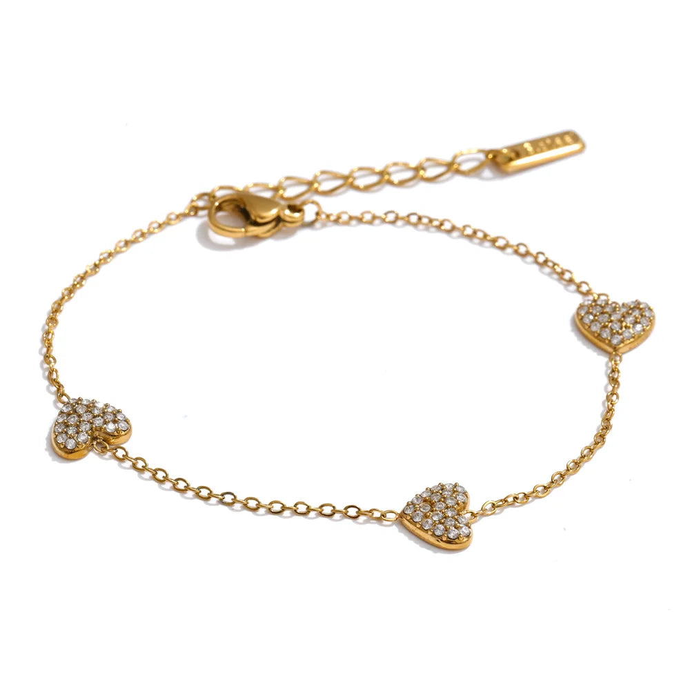 Cubic zirconia heart geometric necklace in gold-plated stainless steel with cubic zirconia.