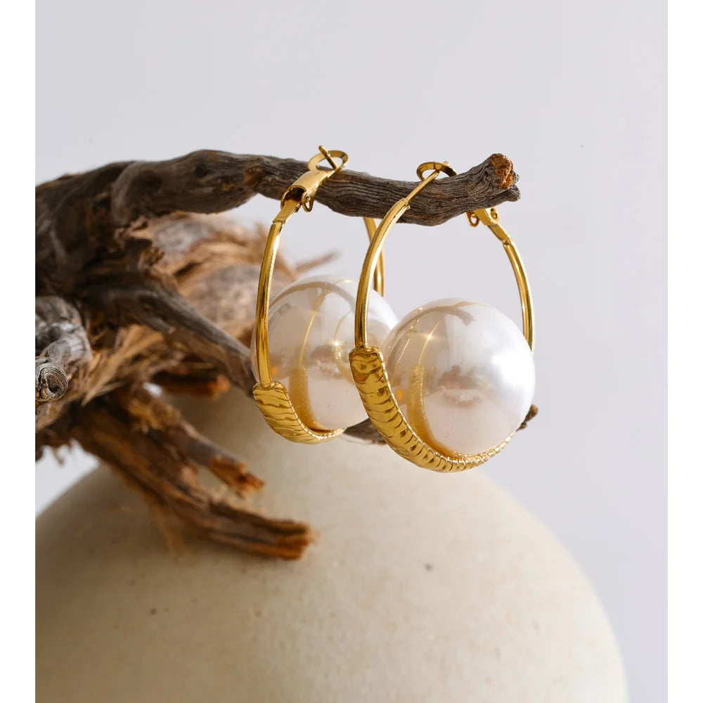 Pearl geometric earrings in gold-plated stainless steel with pearl.