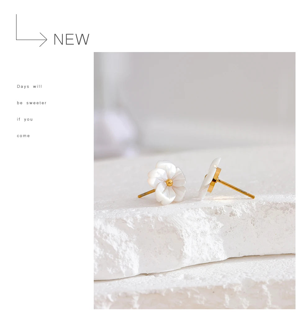 Shell flower earrings in gold-plated stainless steel with shell.