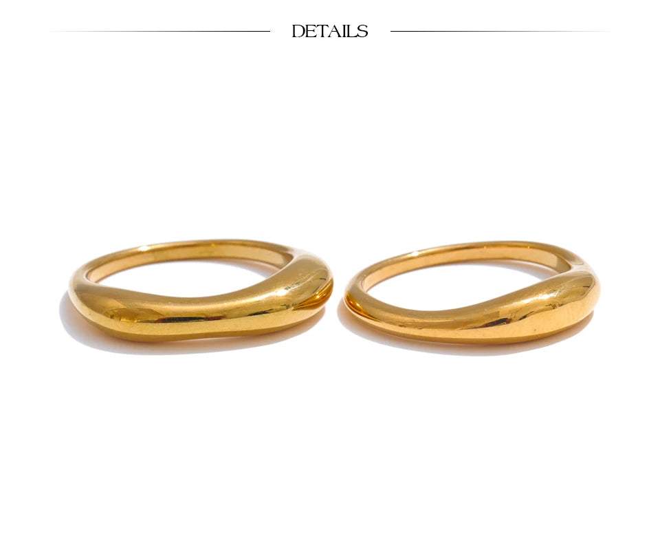 Hammered minimalist geometric ring in gold-plated stainless steel.