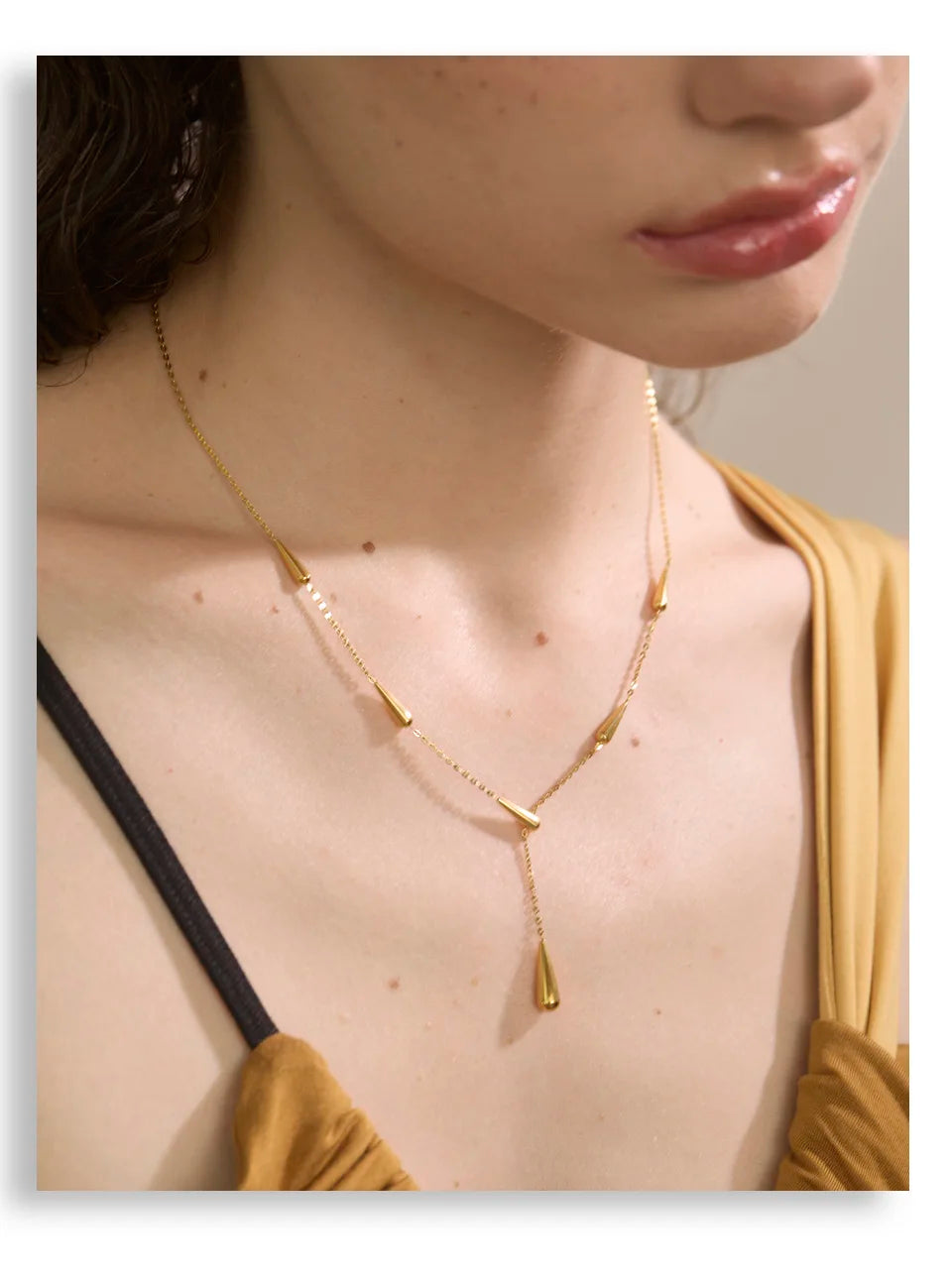 Geometric necklace in gold-plated stainless steel.