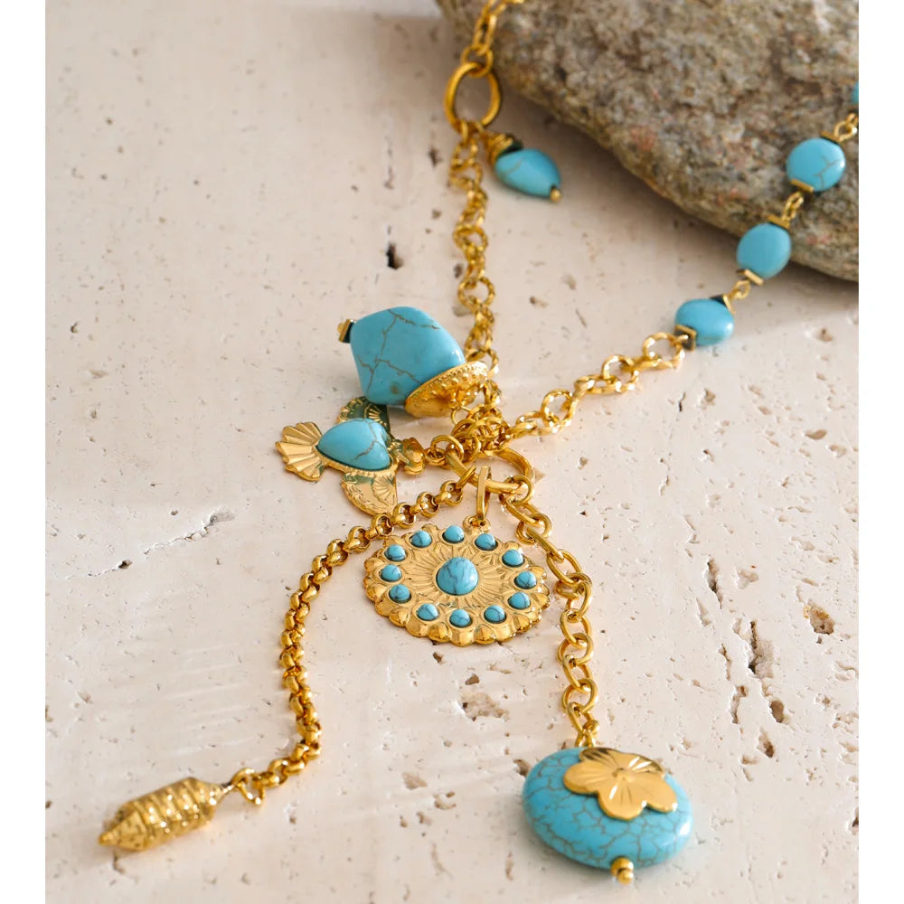 Natural stone flower geometric necklace in gold-plated stainless steel with natural stone.