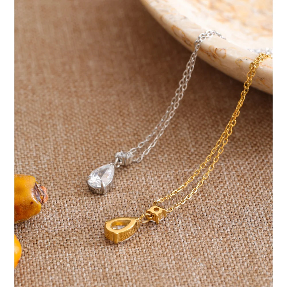 Cubic zirconia necklace in gold-plated stainless steel with cubic zirconia.
