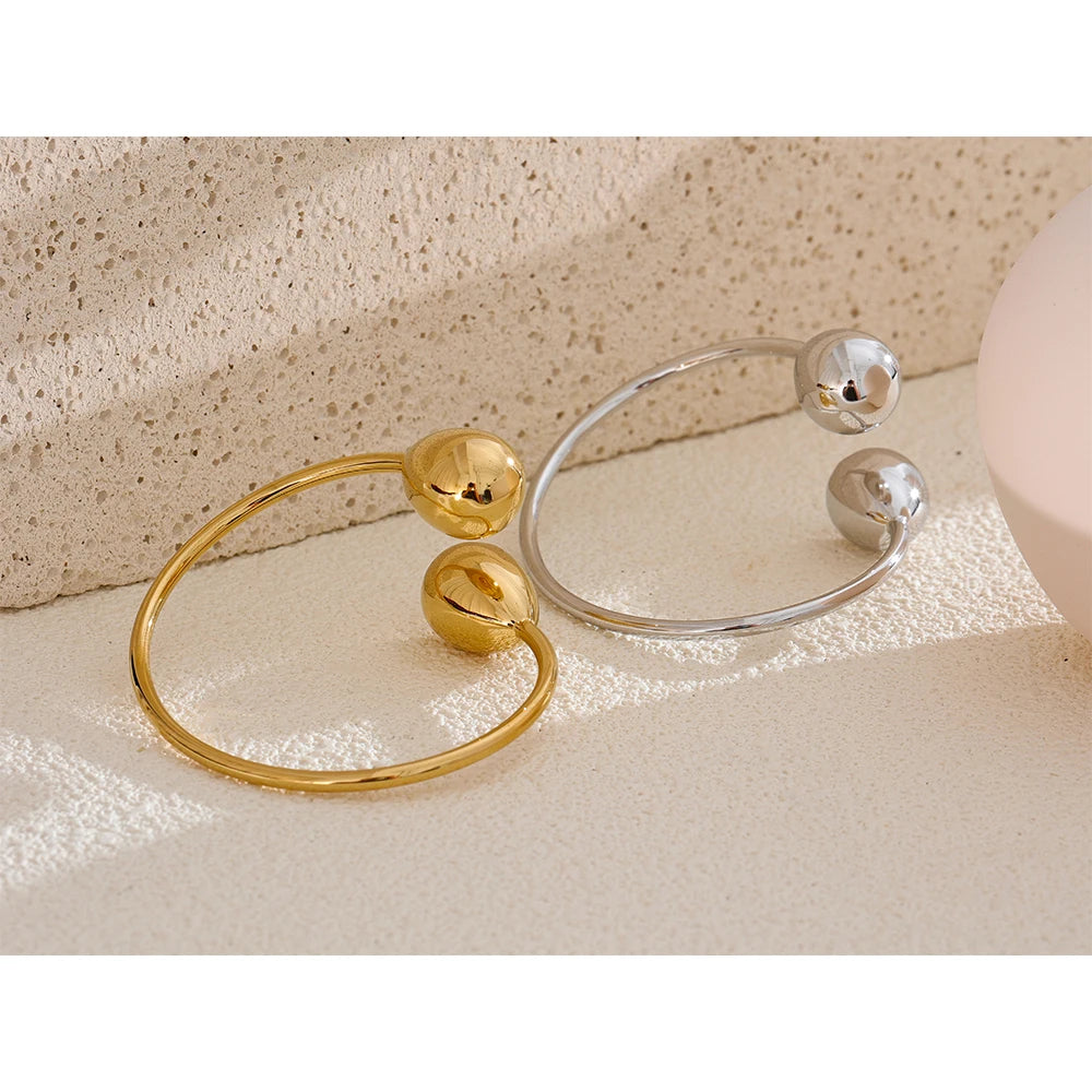 Geometric bracelet in gold-plated stainless steel.