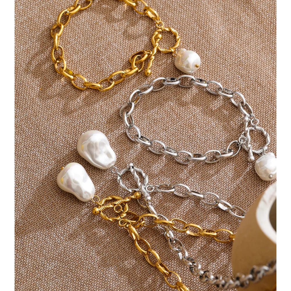 Pearl geometric necklace in gold-plated stainless steel with pearl.