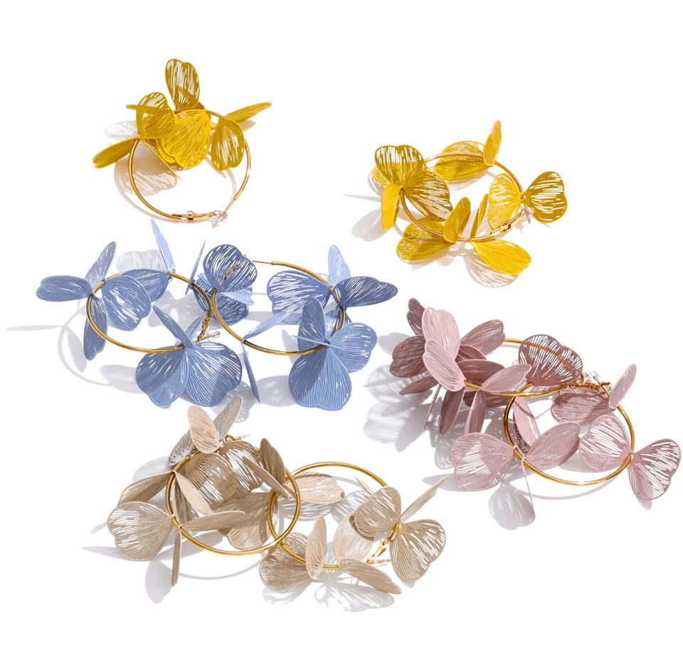 Flower earrings in gold-plated stainless steel.