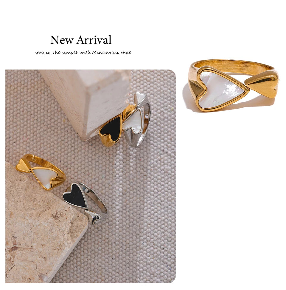 Shell acrylic heart ring in 18K gold-plated stainless steel with shell and acrylic.