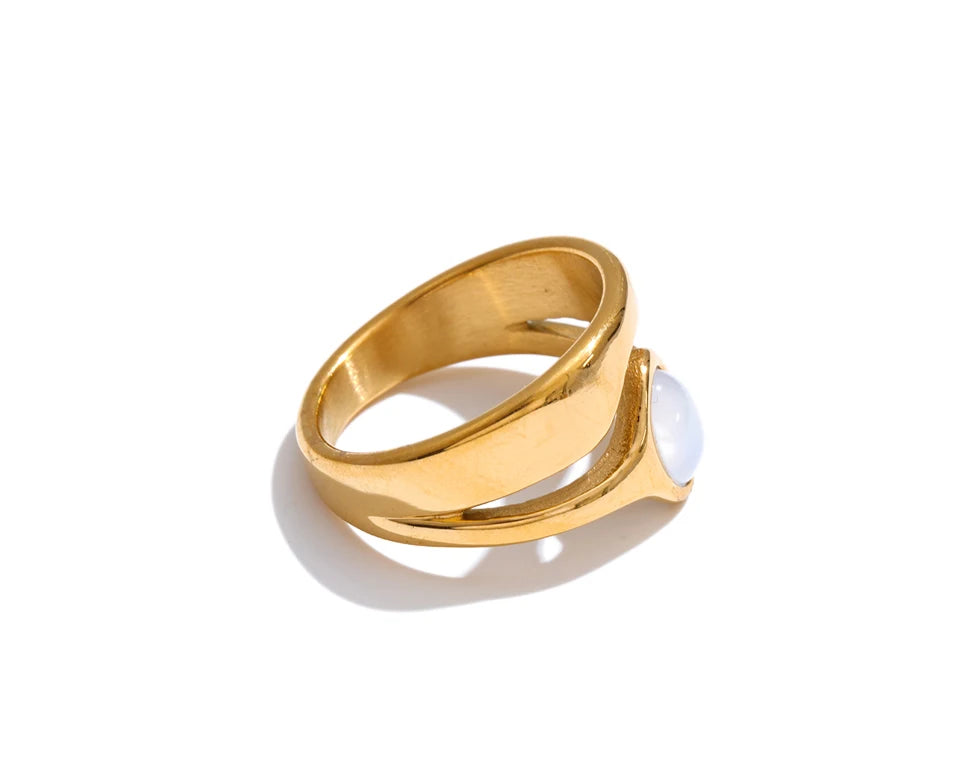 Shell geometric ring in 18K gold-plated stainless steel with shell.