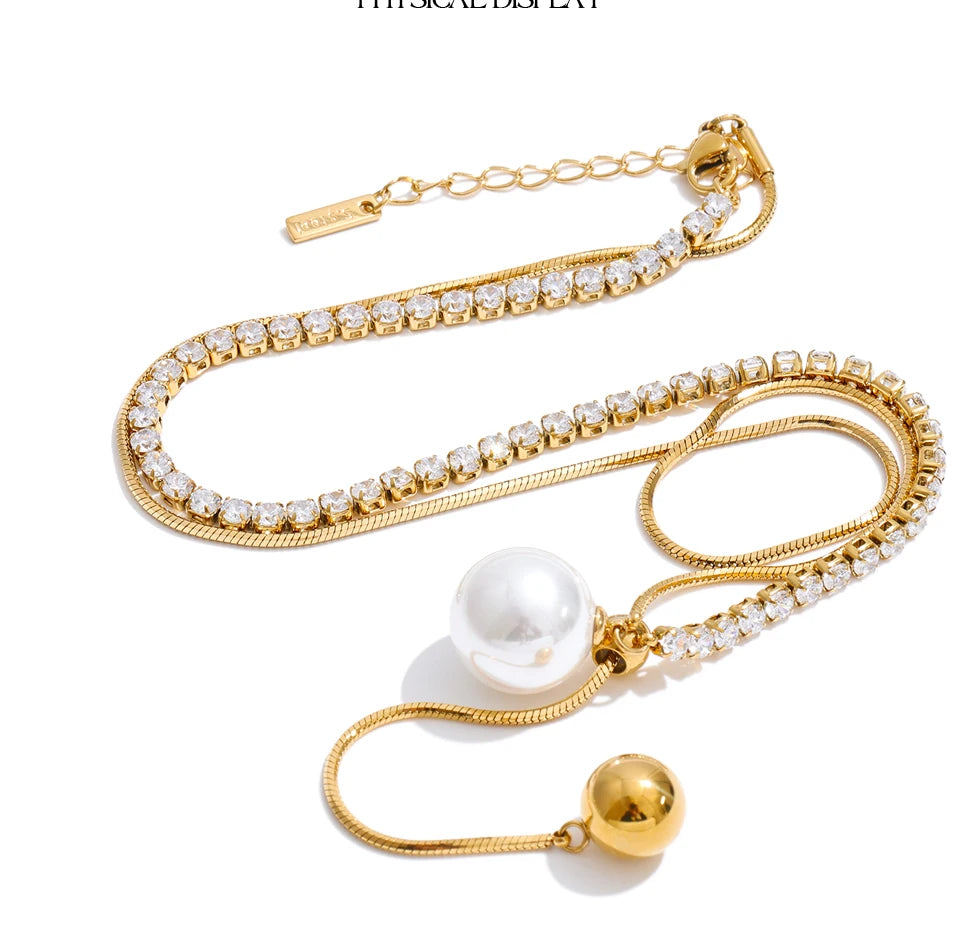Cubic zirconia pearl geometric necklace in gold-plated stainless steel with pearl and cubic zirconia.