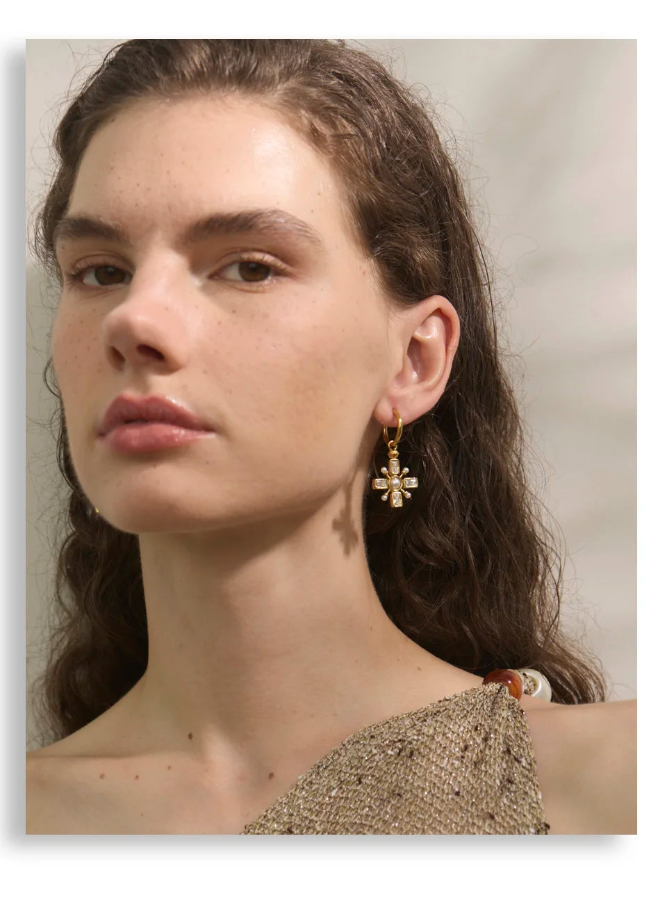 Cubic zirconia pearl cross earrings in gold-plated stainless steel with pearl and cubic zirconia.