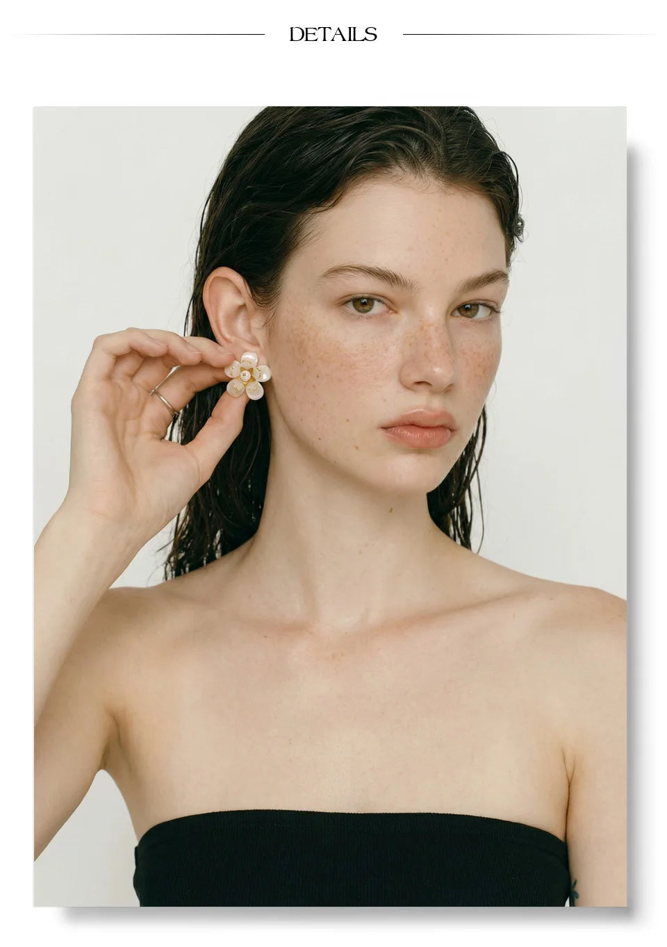 Resin flower earrings in gold-plated stainless steel with resin.