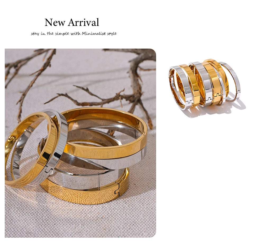 Geometric bracelet in gold-plated stainless steel.