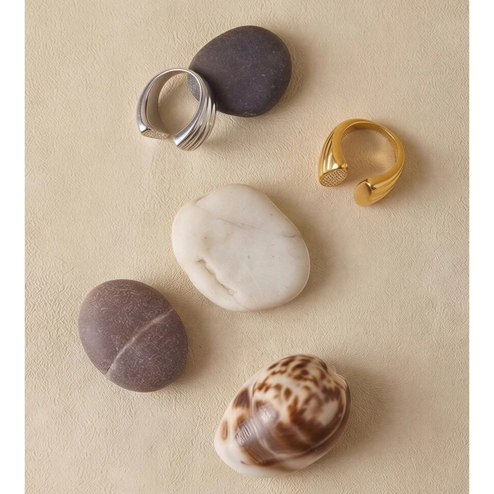 Cubic zirconia geometric ring in gold-plated stainless steel with cubic zirconia.