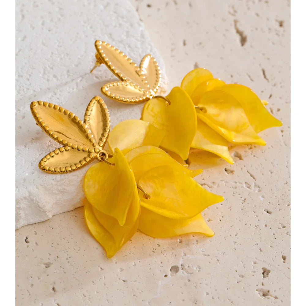 White resin acrylic earrings in gold-plated stainless steel with resin and acrylic.