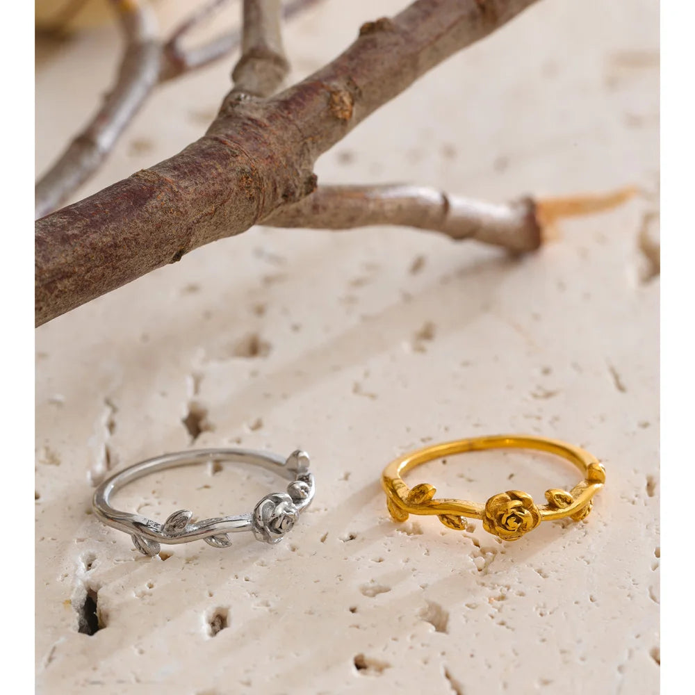 Flower ring in 18K gold-plated stainless steel.