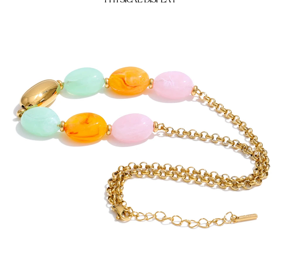 Resin natural stone geometric necklace in gold-plated stainless steel with natural stone and resin.